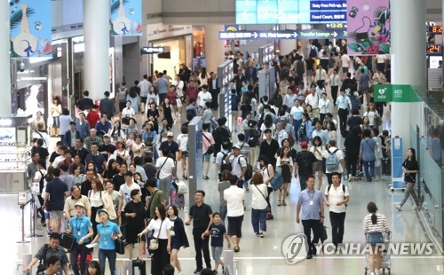 해외여행객으로 붐비는 인천공항 면세구역[연합뉴스 자료사진]
