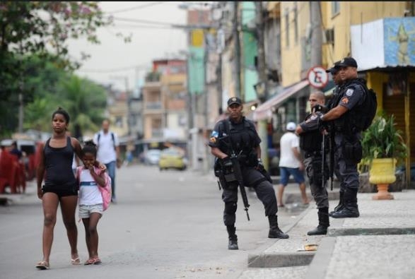 리우 시내 빈민가에 배치된 중무장 경찰 [브라질 뉴스포털 G1]