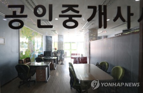 문 굳게 닫힌 부동산 중개업소