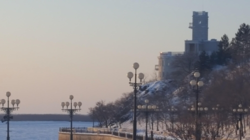 아무르강변 산책로에서 우초스 절벽을 바라본 모습.