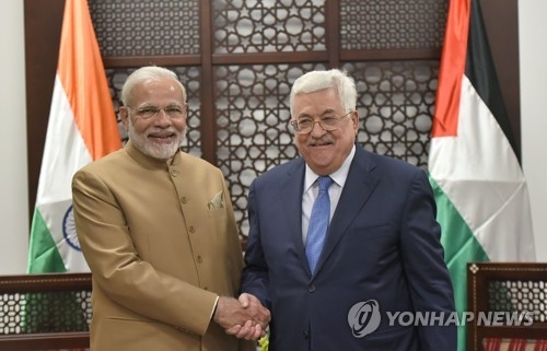 모디 인도 총리(왼쪽)와 아바스 팔레스타인 자치정부 수반[AFP=연합뉴스]