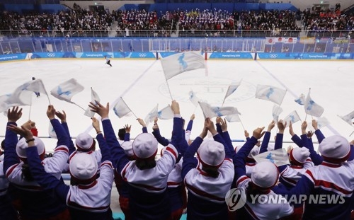 [올림픽] 첫 득점에 환호하는 북측 응원단