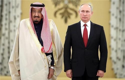 (모스크바 EPA=연합뉴스) 살만 빈압둘아지즈 알사우드 사우디아라비아 국왕(왼쪽)이 지난해 10월 5일(현지시간) 러시아를 처음으로공식 방문, 모스크바 크렘린궁에서 블라디미르 푸틴 러시아 대통령과 만났다. 