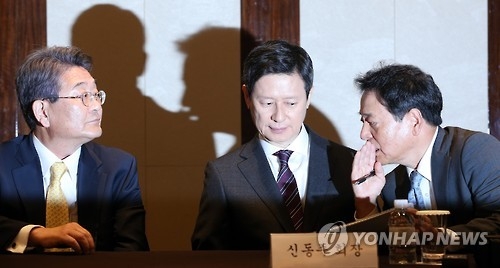 민유성 대표(왼쪽)와 신동주 전 부회장(가운데) [연합뉴스 자료사진]