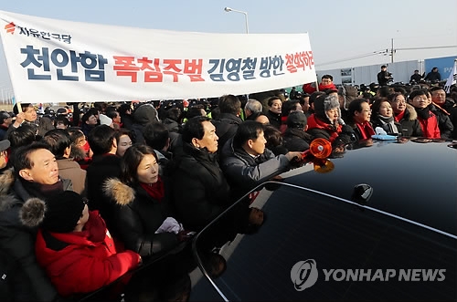 한국당, 통일대교 앞에서 경찰과 대치