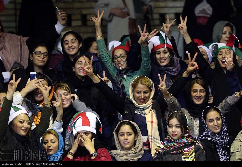 25일 농구경기장에 입장한 이란 여성팬들[IRNA통신]