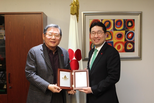 이상현 태인 대표(우)가 허동수 사회복지공동모금회 회장으로부터 아너 소사이어티 가입 인증패를 받고 있다.