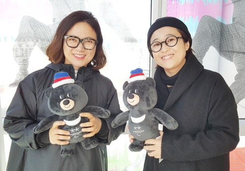 패럴림픽 마스코트인 반다비를 들고 포즈를 취한 김숙(왼쪽)과 송은이.