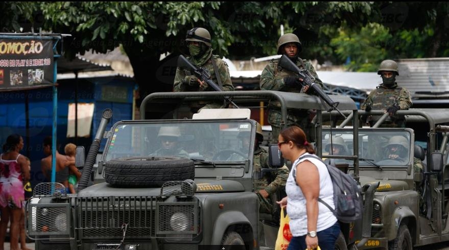 리우 시에 투입된 군병력이 순찰활동을 하고 있다. [국영 뉴스통신 아젠시아 브라질]