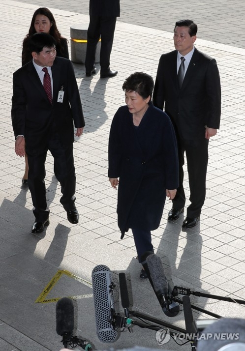 박근혜 전 대통령이 지난해 3월 21일 서울중앙지검 포토라인에 서는 모습 [연합뉴스 자료사진]