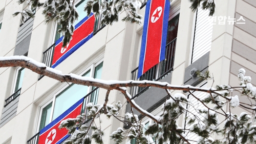 평창선수촌 북한 선수단 숙소 베란다에 인공기가 걸려있다.