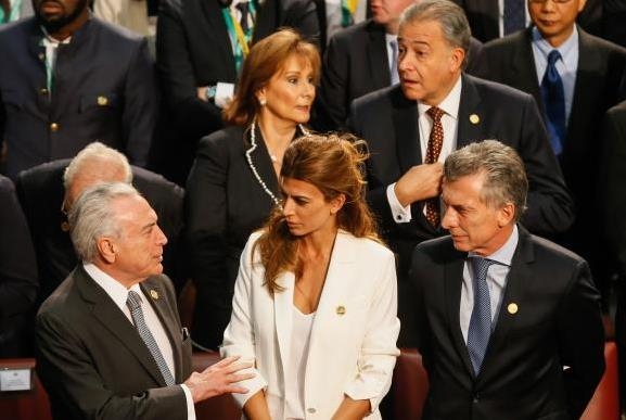 칠레 대통령 취임식에 참석한 테메르 대통령(왼쪽)이 마크리 아르헨티나 대통령(오른쪽)과 대화하고 있다. [국영 뉴스통신 아젠시아 브라질]