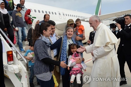 2016년 4월 레스보스 섬에 체류하던 시리아 난민 세 가족을 교황 전세기에 함께 태우고 온 프란치스코 교황 [EPA=연합뉴스] 