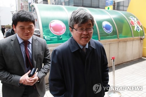 MB 변호인단 사무실 들어가는 강훈 변호사(서울=연합뉴스) 홍해인 기자 = 판사 출신으로 청와대 법무비서관을 지낸 강훈 변호사가 7일 오후 서울 강남구 대치동 이명박 전 대통령 사무실에서 나와 변호인단 사무실로 들어가며 취재진의 질문에 답하고 있다. 2018.3.7hihong@yna.co.kr(끝)