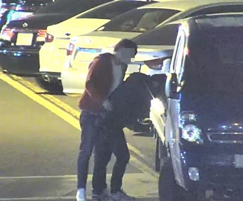 취객 주머니 뒤지는 절도범