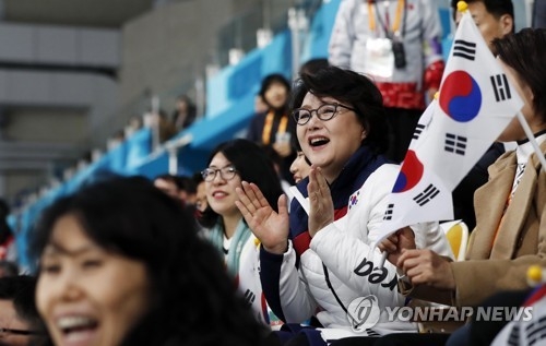 휠체어컬링 관람하는 김정숙 여사