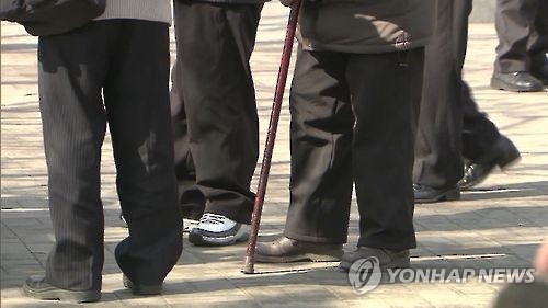 지팡이 짚은 노인들(사건과 무관한 자료사진)
