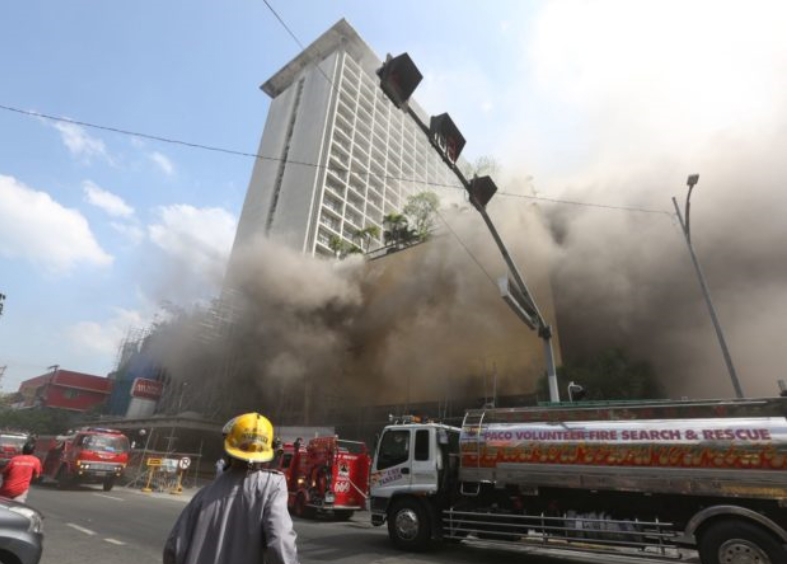 화염에 휩싸인 필리핀 마닐라 호텔 [인콰이어러 화면 캡처] 