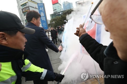 인공기 화형 진압하는 경찰