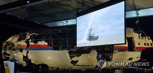 복원된 MH17편을 보여주면서 지대공 미사일이 격추 원인이라고 발표 중인 국제조사단 [AP=연합뉴스 자료사진]
