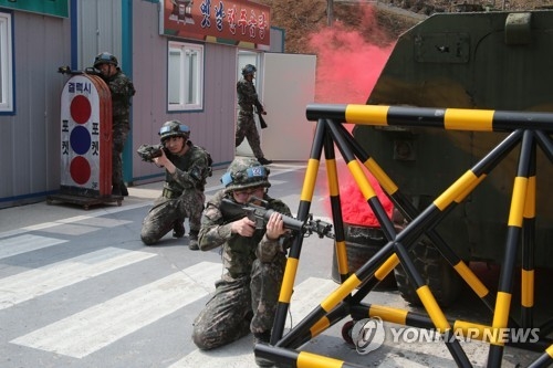 시가지 전투하는 예비군(남양주=연합뉴스) 이희열 기자 = 예비군의 날 50주년을 맞아 31일 56사단 금곡 예비군훈련대에서 실시한 '최정예 예비군 탑-팀' 경연대회에서 참가 예비군들이 시가지 전투를 하고 있다. 2018.3.31