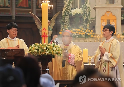 부활 미사 집전하는 염수정 추기경(서울=연합뉴스) 서명곤 기자 = 염수정 추기경이 1일 오전 서울 중구 명동성당에서 예수 부활 대축일 미사를 집전하고 있다. 2018.4.1seephoto@yna.co.kr