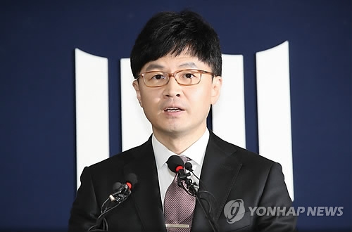 검찰, MB 기소(서울=연합뉴스) 박동주 기자 = 한동훈 서울중앙지검 3차장검사가 9일 오후 서울중앙지검에서 110억원대 뇌물수수 의혹 등으로 구속된 이명박 전 대통령에 대한 구속 기소와 중간 수사 결과를 발표하고 있다. 2018.4.9pdj6635@yna.co.kr(끝)