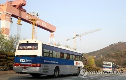 출근하는 STX조선 노동자들