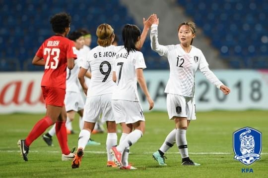 여자대표팀의 장슬기(오른쪽)가 필리핀전에서 골을 넣고 기뻐하고 있다.