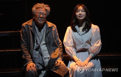 연극 '바람 불어 별이 흔들릴 때'(서울=연합뉴스) 류효림 기자 = 배우 최불암(왼쪽)과 박혜영이 17일 오후 서울 서초구 서초동 예술의전당 자유소극장에서 열린 연극 '바람 불어 별이 흔들릴 때' 프레스 리허설에서 열연하고 있다. 2018.4.17