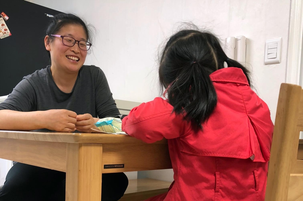 (고양=연합뉴스) 권숙희 기자 = 장애아동을 키우고 있는 워킹맘 함영숙씨가 지난 19일 경기도 고양시 일산동구 자택에서 딸을 보며 웃음을 짓고 있다. 2018.4.20
