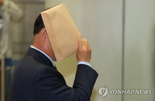 얼굴 가리고 출석한 서초구청 직원(서울=연합뉴스) 김도훈 기자 = 박근혜 정부 시절 국가정보원에 채동욱 전 검찰총장의 혼외자 정보를 건넨 혐의를 받는 서초구청 임모씨가 1일 오전 영장실질심사에 출석, 서류봉투로 얼굴을 가린 채 서울 서초구 서울중앙지방법원 건물로 들어서고 있다.2013년 서초구청 감사담당관이던 임씨는 구청 직원 김모씨를 시켜 채 전 총장의 혼외자 정보를 확인토록 한 뒤 국정원 직원 송모씨에게 전달한 혐의를 받는다. 2018.5.1superdoo82@yna.co.kr(끝)
