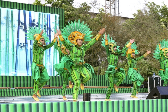 필리핀 전통 민속놀이인 '티니클링(대나무춤)' 공연 