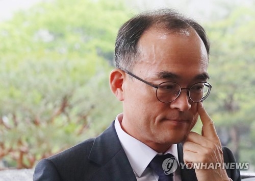 문무일, 곤혹스런 출근길 (서울=연합뉴스) 진성철 기자 = 강원랜드 채용비리와 관련해 수사지휘권 행사로 외압 논란에 휩싸인 문무일 검찰총장이 16일 서울 서초구 대검찰청으로 출근하고 있다. 2018.5.16zjin@yna.co.kr(끝)