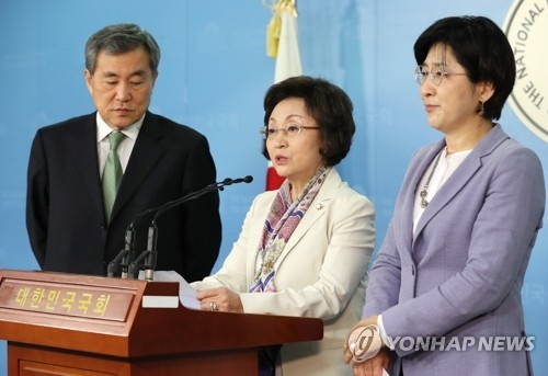 '출당'을 부탁합니다(서울=연합뉴스) 김주형 기자 = 바른미래당 비례대표 국회의원인 이상돈(왼쪽부터), 장정숙, 박주현 의원이 4일 오전 국회 정론관에서 조속한 출당 조치를 촉구하는 기자회견을 하고 있다. 2018.4.4kjhpress@yna.co.kr