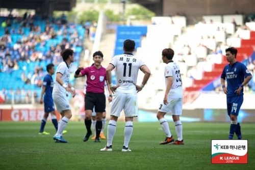 지난 13일 수원전에서 레드카드를 받는 대구의 세징야
