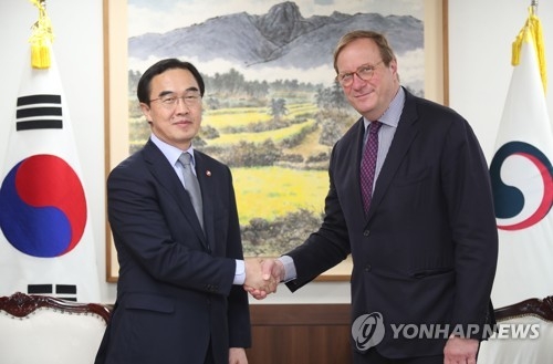 미 대서양협의회 회장과 악수하는 조명균 장관
