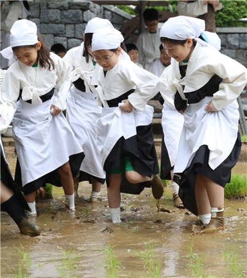 치마 젖을라 조심해 보지만 잠시 후에는...