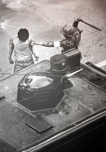 5·18 당시 광주 금남로에서 비무장 시민을 폭행하는 계엄군