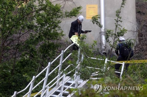 근로자 4명 추락사…작업중지 명령(예산=연합뉴스) 이재림 기자 = 19일 오전 8시 47분께 충남 예산군 신양면 대전∼당진 고속도로 당진 방향 40㎞ 지점(당진 기점) 교량에서 작업 중이던 A(52)씨 등 근로자 4명이 수십m 아래로 추락해 숨졌다. 사고 현장에서 노동청 관계자가 작업중지명령서를 붙이고 있다. 2018.5.19