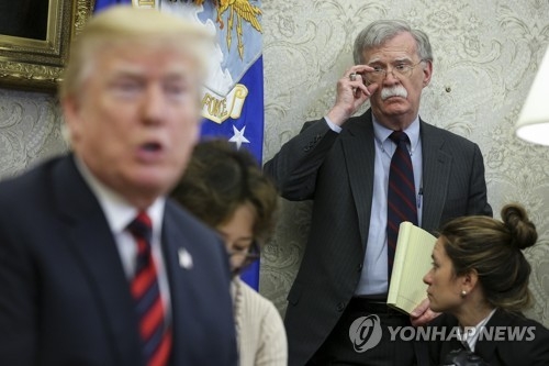 안경 고쳐쓰는 존 볼턴 백악관 국가안보보좌관