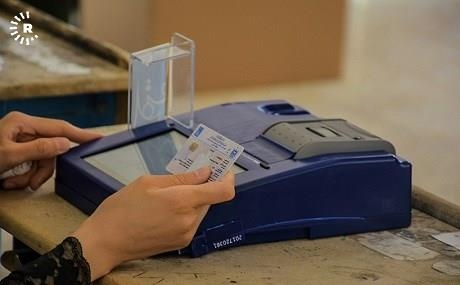 전자 투표 시스템으로 신원을 확인하는 이라크 유권자[루다우]