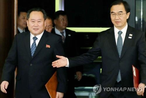 조명균 통일장관(오른쪽)과 리선권 북한 조평통 위원장