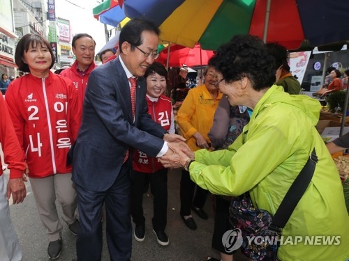 정우택 '홍준표 2선후퇴' 요구… 당권경쟁 징조일까 - 2
