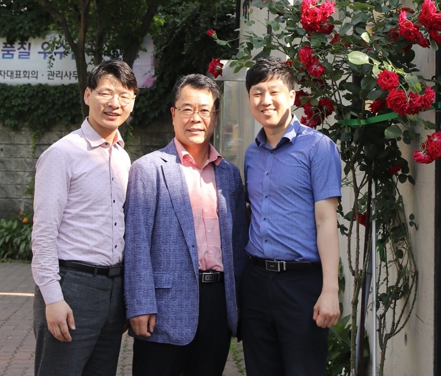 (서울=연합뉴스) 강애란 기자 = 지난달 30일 서울 광진구에 있는 부활교회 전도사들이 교회 건물 앞에서 피해자로부터 돈을 건네받던 보이스피싱 범인을 잡았다. 왼쪽부터 박지환 전도사, 허진원 담임목사, 김진우 전도사. 2018.06.02(끝)