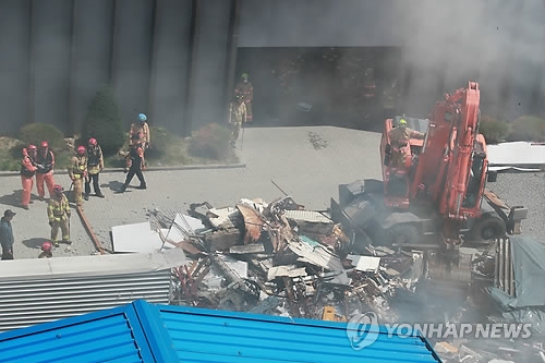용산 상가 건물 붕괴(서울=연합뉴스) 홍해인 기자 = 3일 낮 12시 35분께 서울 용산구 한강로 2가 4층짜리 상가 건물이 무너졌다. 건물 붕괴 현장에서 119구조대원들이 수색 작업을 벌이고 있다. 2018.6.3hihong@yna.co.kr(끝)