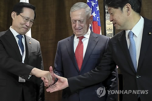 손 맞잡는 한미일 3국 국방장관