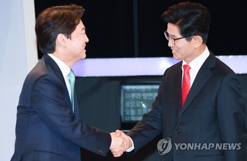 악수하는 안철수-김문수