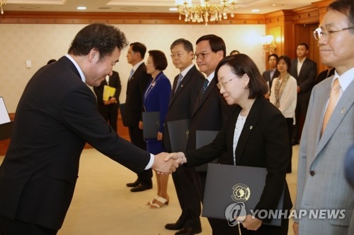 국가보훈위원회 민간위원에게 위촉장 주는 이낙연 총리