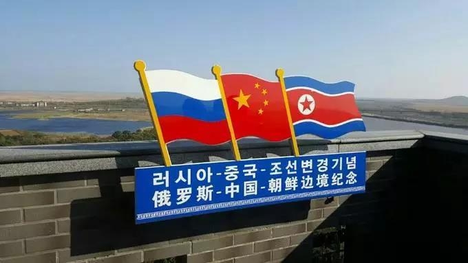 中훈춘시 팡촨 전망대에 들어선 북·중·러 3개국 국기모형